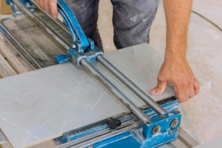 Maîtriser la découpe de carrelage, astuces et outils indispensables